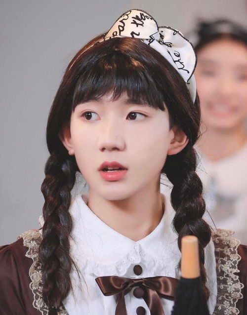 王俊凱玩幼稚游戲坐姿大爺化，網友直呼接地氣